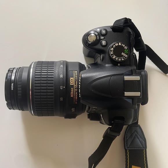 Nikon DSLR D3000 Camera - Picture 6 of 9